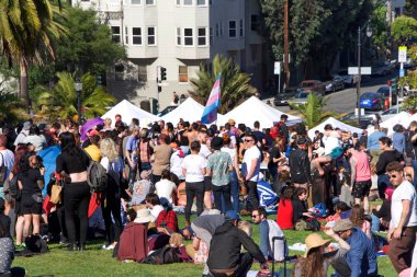 San Francisco, Ca - 28 Haziran 2019: Geleneksel Trans March 'ın tanımlanamayan katılımcıları, cinsiyet ve trans uyumsuzlarının kutlaması.