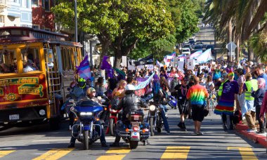 San Francisco, Ca - 28 Haziran 2019: Geleneksel Trans March 'ın tanımlanamayan katılımcıları, cinsiyet ve trans uyumsuzlarının kutlaması. 