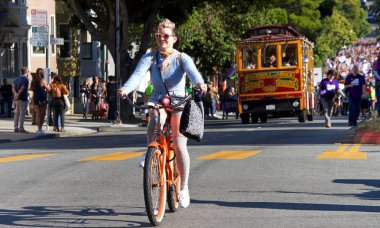 San Francisco, Ca - 28 Haziran 2019: Geleneksel Trans March 'ın tanımlanamayan katılımcıları, cinsiyet ve trans uyumsuzlarının kutlaması.