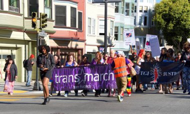 San Francisco, Ca - 28 Haziran 2019: Geleneksel Trans March 'ın tanımlanamayan katılımcıları, cinsiyet ve trans uyumsuzlarının kutlaması.
