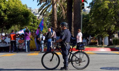 San Francisco, Ca - 28 Haziran 2019: Geleneksel Trans March 'ın tanımlanamayan katılımcıları, cinsiyet ve trans uyumsuzlarının kutlaması.