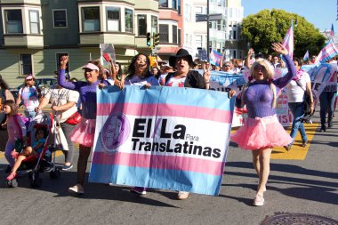 San Francisco, Ca - 28 Haziran 2019: Geleneksel Trans March 'ın tanımlanamayan katılımcıları, cinsiyet ve trans uyumsuzlarının kutlaması.