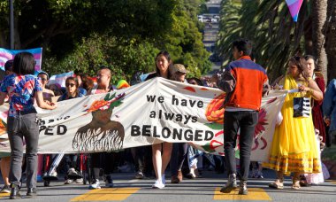 San Francisco, Ca - 28 Haziran 2019: Geleneksel Trans March 'ın tanımlanamayan katılımcıları, cinsiyet ve trans uyumsuzlarının kutlaması.