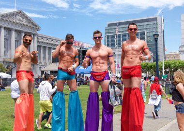 San Francisco, Ca - 29 Haziran 2019: San Francisco şehir merkezindeki San Francisco Gay Onur Festivali 'nde kimliği belirsiz katılımcılar kutlama yapıyor. Direnişin Tema Jenerasyonları.