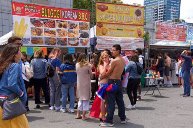 San Francisco, Ca - 29 Haziran 2019: San Francisco şehir merkezindeki San Francisco Gay Onur Festivali 'nde kimliği belirsiz katılımcılar kutlama yapıyor. Direnişin Tema Jenerasyonları.