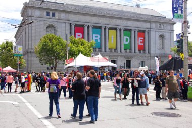 San Francisco, Ca - 29 Haziran 2019: San Francisco şehir merkezindeki San Francisco Gay Onur Festivali 'nde kimliği belirsiz katılımcılar kutlama yapıyor. Direnişin Tema Jenerasyonları.
