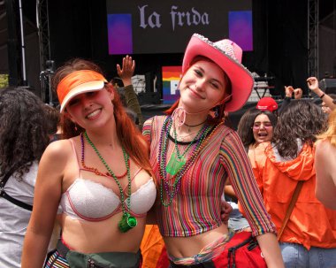 San Francisco, Ca - 29 Haziran 2019: San Francisco şehir merkezindeki San Francisco Gay Onur Festivali 'nde kimliği belirsiz katılımcılar kutlama yapıyor. Direnişin Tema Jenerasyonları.