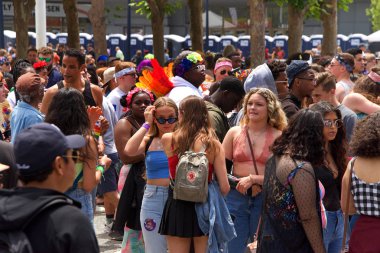 San Francisco, Ca - 29 Haziran 2019: San Francisco şehir merkezindeki San Francisco Gay Onur Festivali 'nde kimliği belirsiz katılımcılar kutlama yapıyor. Direnişin Tema Jenerasyonları.