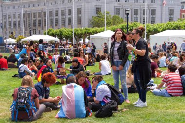 San Francisco, Ca - 29 Haziran 2019: San Francisco şehir merkezindeki San Francisco Gay Onur Festivali 'nde kimliği belirsiz katılımcılar kutlama yapıyor. Direnişin Tema Jenerasyonları.