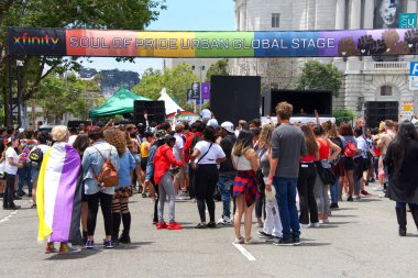 San Francisco, Ca - 29 Haziran 2019: San Francisco şehir merkezindeki San Francisco Gay Onur Festivali 'nde kimliği belirsiz katılımcılar kutlama yapıyor. Direnişin Tema Jenerasyonları.