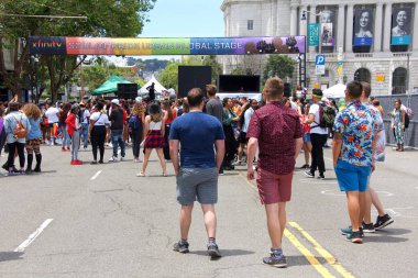 San Francisco, Ca - 29 Haziran 2019: San Francisco şehir merkezindeki San Francisco Gay Onur Festivali 'nde kimliği belirsiz katılımcılar kutlama yapıyor. Direnişin Tema Jenerasyonları.