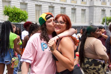 San Francisco, Ca - 29 Haziran 2019: San Francisco şehir merkezindeki San Francisco Gay Onur Festivali 'nde kimliği belirsiz katılımcılar kutlama yapıyor. Direnişin Tema Jenerasyonları.