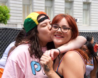 San Francisco, Ca - 29 Haziran 2019: San Francisco şehir merkezindeki San Francisco Gay Onur Festivali 'nde kimliği belirsiz katılımcılar kutlama yapıyor. Direnişin Tema Jenerasyonları.