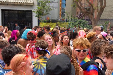 San Francisco, Ca - 29 Haziran 2019: San Francisco şehir merkezindeki San Francisco Gay Onur Festivali 'nde kimliği belirsiz katılımcılar kutlama yapıyor. Direnişin Tema Jenerasyonları.