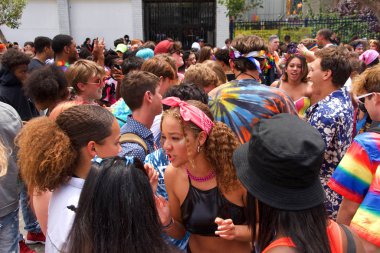 San Francisco, Ca - 29 Haziran 2019: San Francisco şehir merkezindeki San Francisco Gay Onur Festivali 'nde kimliği belirsiz katılımcılar kutlama yapıyor. Direnişin Tema Jenerasyonları.