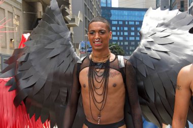 San Francisco, Ca - 29 Haziran 2019: San Francisco şehir merkezindeki San Francisco Gay Onur Festivali 'nde kimliği belirsiz katılımcılar kutlama yapıyor. Direnişin Tema Jenerasyonları.