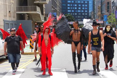 San Francisco, Ca - 29 Haziran 2019: San Francisco şehir merkezindeki San Francisco Gay Onur Festivali 'nde kimliği belirsiz katılımcılar kutlama yapıyor. Direnişin Tema Jenerasyonları.