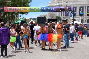 San Francisco, Ca - 29 Haziran 2019: San Francisco şehir merkezindeki San Francisco Gay Onur Festivali 'nde kimliği belirsiz katılımcılar kutlama yapıyor. Direnişin Tema Jenerasyonları.