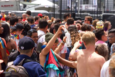 San Francisco, Ca - 29 Haziran 2019: San Francisco şehir merkezindeki San Francisco Gay Onur Festivali 'nde kimliği belirsiz katılımcılar kutlama yapıyor. Direnişin Tema Jenerasyonları.