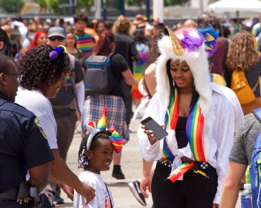 San Francisco, Ca - 29 Haziran 2019: Tanımlanamayan katılımcılar San Francisco şehir merkezindeki her yıl düzenlenen Gay Onur Festivali 'nde kutlama yapıyorlar. Direnişin Tema Jenerasyonları.