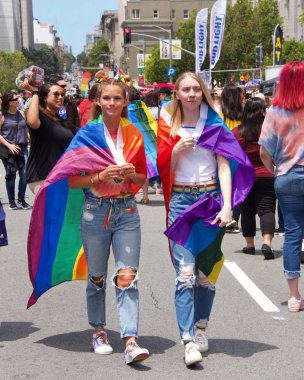 San Francisco, Ca - 29 Haziran 2019: Tanımlanamayan katılımcılar San Francisco şehir merkezindeki her yıl düzenlenen Gay Onur Festivali 'nde kutlama yapıyorlar. Direnişin Tema Jenerasyonları.