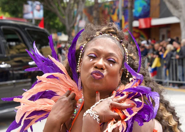 San Francisco, Ca - 26 Mayıs 2019: Mission Bölgesi 'nde düzenlenen 41. Geleneksel Karnaval Büyük Geçit Töreni' nin kimliği belirsiz katılımcıları..