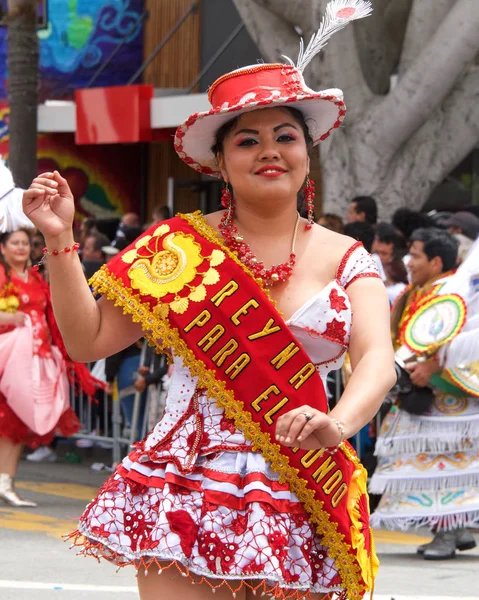 San Francisco, Ca - 26 Mayıs 2019: Mission Bölgesi 'nde düzenlenen 41. Geleneksel Karnaval Büyük Geçit Töreni' nin kimliği belirsiz katılımcıları..