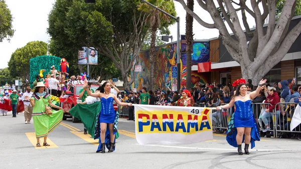 San Francisco, Ca - 26 Mayıs 2019: Mission Bölgesi 'nde düzenlenen 41. Geleneksel Karnaval Büyük Geçit Töreni' nin kimliği belirsiz katılımcıları..
