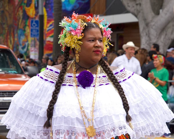 San Francisco, Ca - 26 Mayıs 2019: Mission Bölgesi 'nde düzenlenen 41. Geleneksel Karnaval Büyük Geçit Töreni' nin kimliği belirsiz katılımcıları..