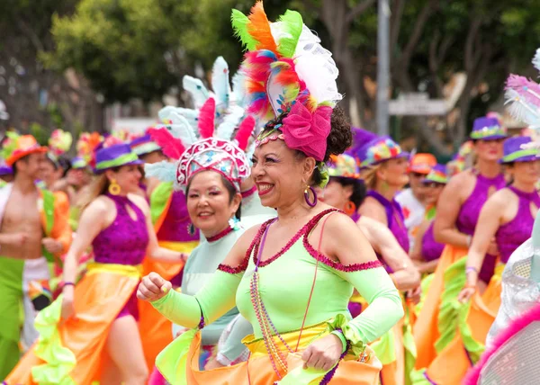 San Francisco, Ca - 26 Mayıs 2019: Mission Bölgesi 'nde düzenlenen 41. Geleneksel Karnaval Büyük Geçit Töreni' nin kimliği belirsiz katılımcıları..