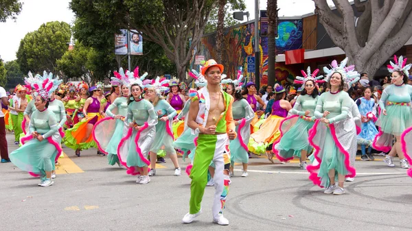 San Francisco, Ca - 26 Mayıs 2019: Mission Bölgesi 'nde düzenlenen 41. Geleneksel Karnaval Büyük Geçit Töreni' nin kimliği belirsiz katılımcıları..