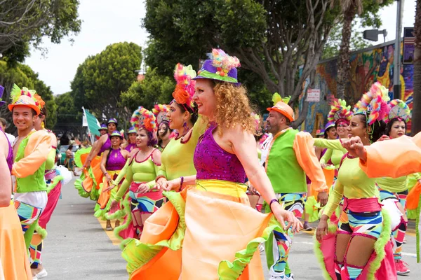 San Francisco, Ca - 26 Mayıs 2019: Mission Bölgesi 'nde düzenlenen 41. Geleneksel Karnaval Büyük Geçit Töreni' nin kimliği belirsiz katılımcıları..