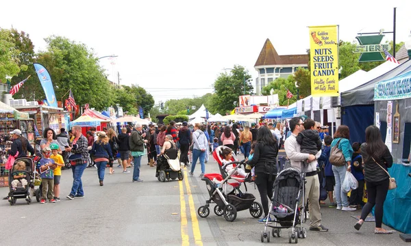Alameda, Ca - 15 Haziran 2019: Alameda Adaları Yıllık Ada Jam Festivali 'nin kimliği belirsiz katılımcıları..