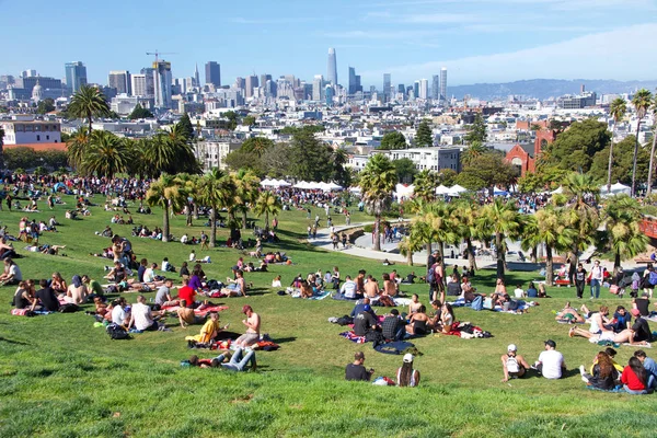 San Francisco, Ca - 28 Haziran 2019: Geleneksel Trans March 'ın tanımlanamayan katılımcıları, cinsiyet ve trans uyumsuzlarının kutlaması.