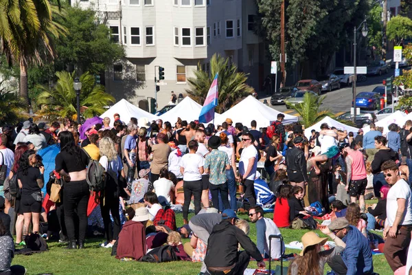 San Francisco, Ca - 28 Haziran 2019: Geleneksel Trans March 'ın tanımlanamayan katılımcıları, cinsiyet ve trans uyumsuzlarının kutlaması.