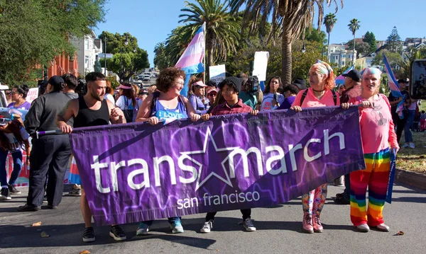 San Francisco, Ca - 28 Haziran 2019: Geleneksel Trans March 'ın tanımlanamayan katılımcıları, cinsiyet ve trans uyumsuzlarının kutlaması.