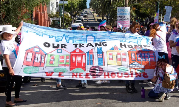 San Francisco, Ca - 28 Haziran 2019: Geleneksel Trans March 'ın tanımlanamayan katılımcıları, cinsiyet ve trans uyumsuzlarının kutlaması.