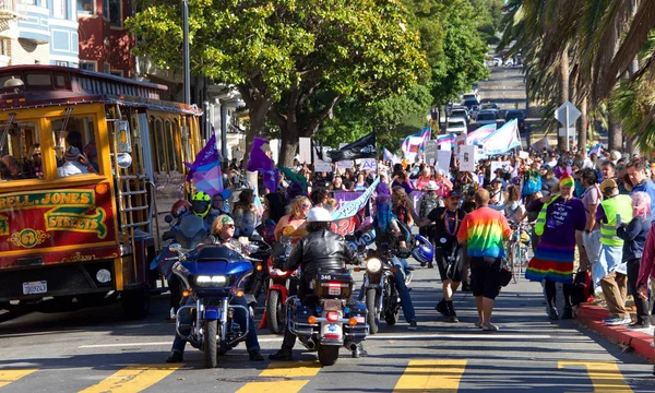 San Francisco, Ca - 28 Haziran 2019: Geleneksel Trans March 'ın tanımlanamayan katılımcıları, cinsiyet ve trans uyumsuzlarının kutlaması. 