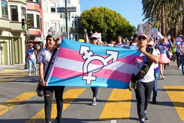 San Francisco, Ca - 28 Haziran 2019: Geleneksel Trans March 'ın tanımlanamayan katılımcıları, cinsiyet ve trans uyumsuzlarının kutlaması.