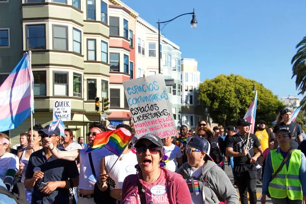 San Francisco, Ca - 28 Haziran 2019: Geleneksel Trans March 'ın tanımlanamayan katılımcıları, cinsiyet ve trans uyumsuzlarının kutlaması.