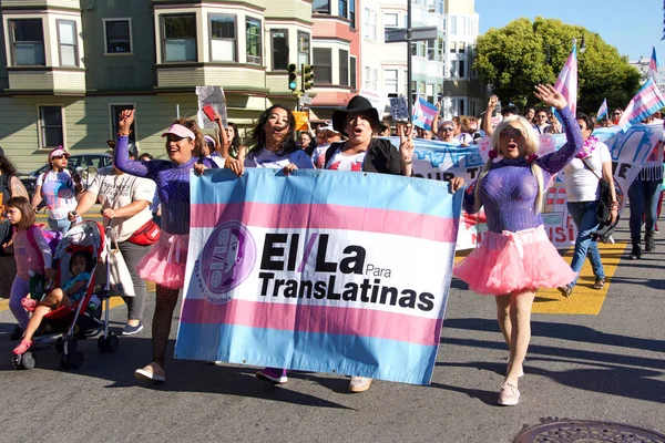 San Francisco, Ca - 28 Haziran 2019: Geleneksel Trans March 'ın tanımlanamayan katılımcıları, cinsiyet ve trans uyumsuzlarının kutlaması.