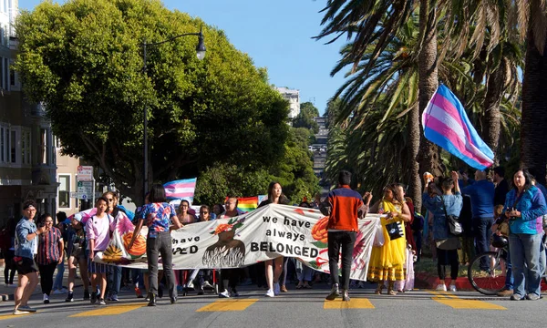 San Francisco, Ca - 28 Haziran 2019: Geleneksel Trans March 'ın tanımlanamayan katılımcıları, cinsiyet ve trans uyumsuzlarının kutlaması.