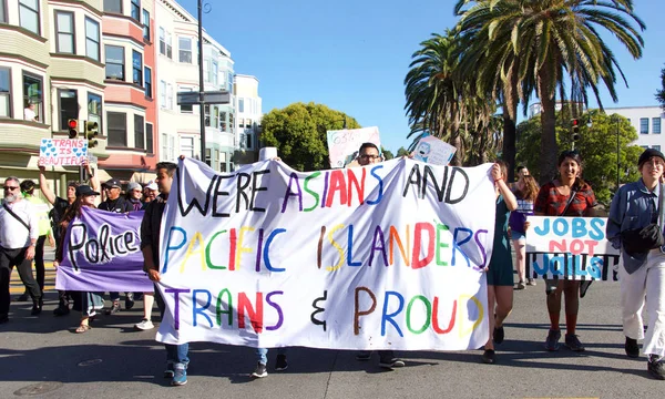 San Francisco, Ca - 28 Haziran 2019: Geleneksel Trans March 'ın tanımlanamayan katılımcıları, cinsiyet ve trans uyumsuzlarının kutlaması.