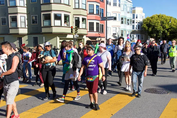 San Francisco, Ca - 28 Haziran 2019: Geleneksel Trans March 'ın tanımlanamayan katılımcıları, cinsiyet ve trans uyumsuzlarının kutlaması.