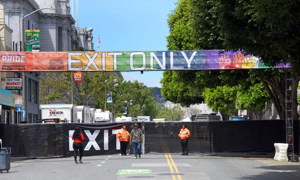 San Francisco, Ca - 29 Haziran 2019: San Francisco şehir merkezindeki San Francisco Gay Onur Festivali 'nde kimliği belirsiz katılımcılar kutlama yapıyor. Direnişin Tema Jenerasyonları.