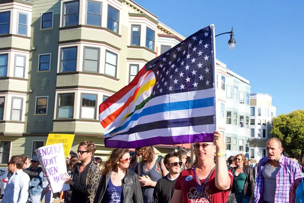 San Francisco, Ca - 28 Haziran 2019: Geleneksel Trans March 'ın tanımlanamayan katılımcıları, cinsiyet ve trans uyumsuzlarının kutlaması.