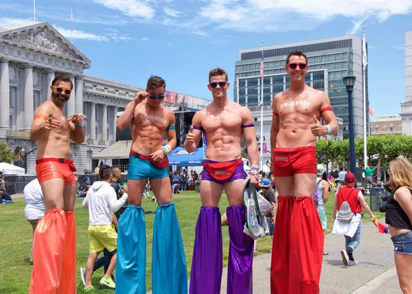 San Francisco, Ca - 29 Haziran 2019: San Francisco şehir merkezindeki San Francisco Gay Onur Festivali 'nde kimliği belirsiz katılımcılar kutlama yapıyor. Direnişin Tema Jenerasyonları.