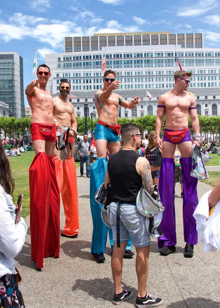 San Francisco, Ca - 29 Haziran 2019: San Francisco şehir merkezindeki San Francisco Gay Onur Festivali 'nde kimliği belirsiz katılımcılar kutlama yapıyor. Direnişin Tema Jenerasyonları.