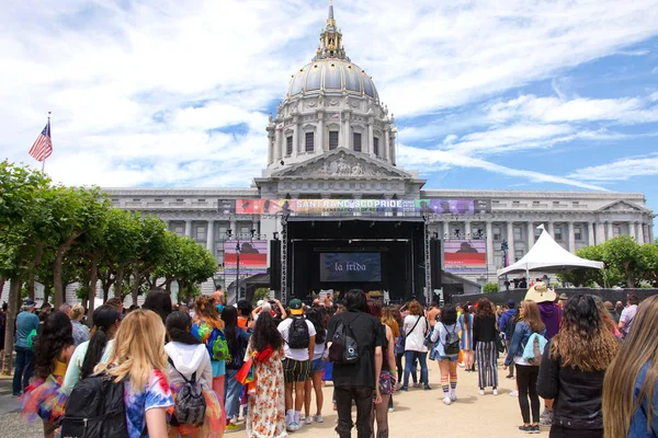 San Francisco, Ca - 29 Haziran 2019: San Francisco şehir merkezindeki San Francisco Gay Onur Festivali 'nde kimliği belirsiz katılımcılar kutlama yapıyor. Direnişin Tema Jenerasyonları.