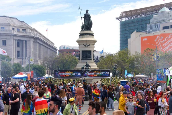 San Francisco, Ca - 29 Haziran 2019: San Francisco şehir merkezindeki San Francisco Gay Onur Festivali 'nde kimliği belirsiz katılımcılar kutlama yapıyor. Direnişin Tema Jenerasyonları.